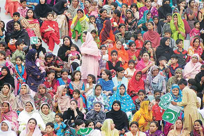 वाघा-अत्तारी सीमेवरील सोहळा पाहणाऱ्या पाकिस्तानी स्त्रियांचे संग्रहित छायाचित्र
