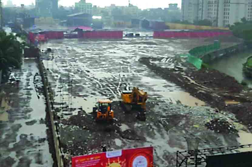 लाकडी फळय़ांवर गरब्याच्या पावलांचा ठेका