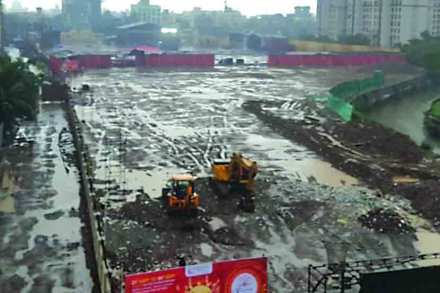 लाकडी फळय़ांवर गरब्याच्या पावलांचा ठेका
