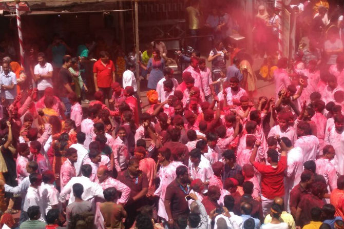 मानाच्या मंडळांच्या दिमाखदार मिरवणुका