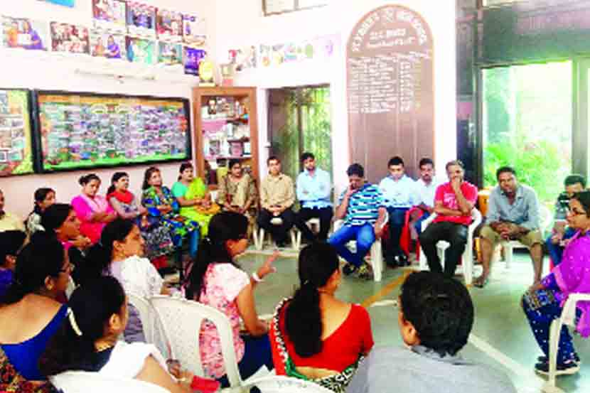 मुलांच्या सुरक्षेच्या मुद्यावरून सेंट झेवियर्समध्ये पालकांची आकस्मिक पालक भेट . मुलांच्या सुरक्षेच्या मुद्यावरून सेंट झेवियर्समध्ये पालकांची आकस्मिक पालक भेट .