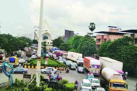 ऐरोली टोल नाका ते महापेपर्यंत रस्त्यावर शनिवारी वाहतूक कोंडी झाली होती.