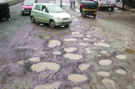 पाऊस थांबल्यावर खड्डे बुजविणार