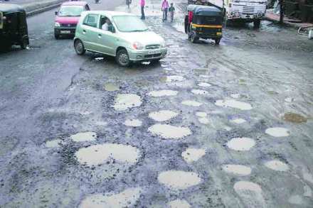 ठाण्यात विसर्जन मार्गावर खड्डे कायम