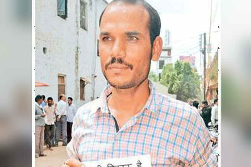 पोटगीपोटी त्याला पत्नीला दरमहा २, २०० रुपये द्यावे लागतात. 