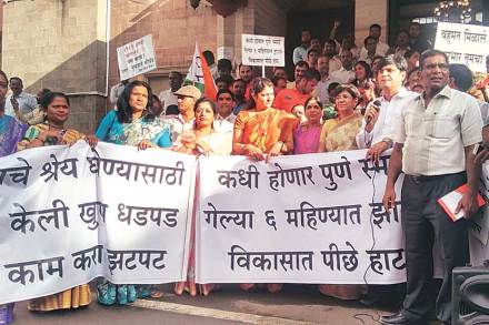 सत्ताधारी भाजपला सहा महिन्यांच्या कालावधीत आश्वासनांची पूर्तता करता न आल्याच्या निषेधार्थ राष्ट्रवादी काँग्रेसकडून महापालिका भवनासमोर गेल्या आठवडय़ात आंदोलन करण्यात आले होते. सत्ताधारी भाजपला सहा महिन्यांच्या कालावधीत आश्वासनांची पूर्तता करता न आल्याच्या निषेधार्थ राष्ट्रवादी काँग्रेसकडून महापालिका भवनासमोर गेल्या आठवडय़ात आंदोलन करण्यात आले होते.