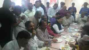 Suresh Kalmadi , Ganesh immersion ceremony 2017 , गणेश विसर्जन सोहळा , Pune , Girish bapat , Suresh Kalmadi seen with BJP leaders in Pune , Loksatta, Loksatta news, Marathi, Marathi news