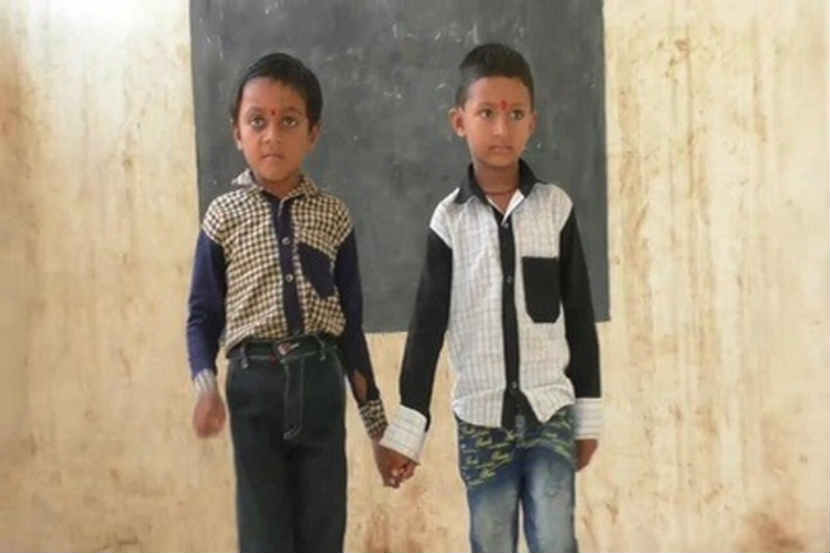 जयराजच्या युक्तीमुळे निलेश थोडक्यात बचावला. (छाया सौजन्य : विजय कर्नाटका)
 जयराजच्या युक्तीमुळे निलेश थोडक्यात बचावला. (छाया सौजन्य : विजय कर्नाटका)