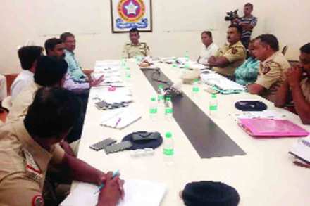 पोलीस आयुक्त कार्यालयात स्कूलबस संदर्भात सहपोलीस आयुक्त शिवाजी बोडखे यांच्या नेतृत्वात घेण्यात आलेली बैठक.