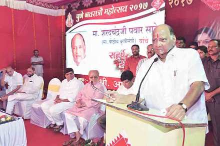 पुणे नवरात्रौ महोत्सवात शिवदर्शन येथील श्री लक्ष्मी माता मंदिराला ज्येष्ठ नेते शरद पवार यांनी शनिवारी भेट देऊन उपस्थितांशी संवाद साधला. अंकुश काकडे, आबा बागुल, उल्हास पवार, चेतन तुपे या वेळी उपस्थित होते.