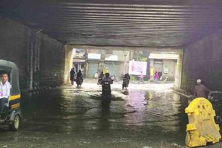 मालाडमधील शांतापाडा येथील भुयारी मार्गात शुक्रवारी पाऊस नसतानाही पाणी साचले होते. 