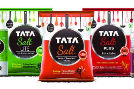 आज १६ लाखांहून अधिक दुकानांतून महिन्याला ७०,००० मेट्रिक टन टाटा मीठ भारतातील खेडोपाडी विकलं जातं. आज १६ लाखांहून अधिक दुकानांतून महिन्याला ७०,००० मेट्रिक टन टाटा मीठ भारतातील खेडोपाडी विकलं जातं.