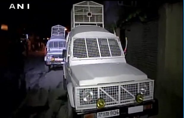 श्रीनगरमध्ये सुरक्षा दलाच्या बसवर दहशतवाद्यांनी हल्ला केला. पंथा चौक येथे झालेल्या या हल्ल्यात एक पोलीस कर्मचारी शहीद झाला असून इतर ७ जण जखमी झाले आहेत. 