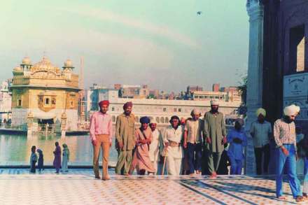 सुवर्णमंदिरात बाबा आणि विलास