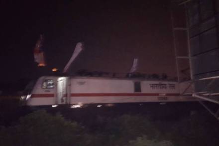 शुभेच्छांचा फलक ओव्हरहेड वायरवर पडला; तांत्रिक बिघाडामुळे कल्याण-कसारा रेल्वे वाहतूक ठप्प