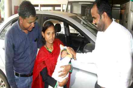 ईश्वरी सिंग विश्वकर्मा नावाच्या महिलेने ओला कॅबमध्ये मुलाला जन्म दिला. ईश्वरी सिंग विश्वकर्मा नावाच्या महिलेने ओला कॅबमध्ये मुलाला जन्म दिला.