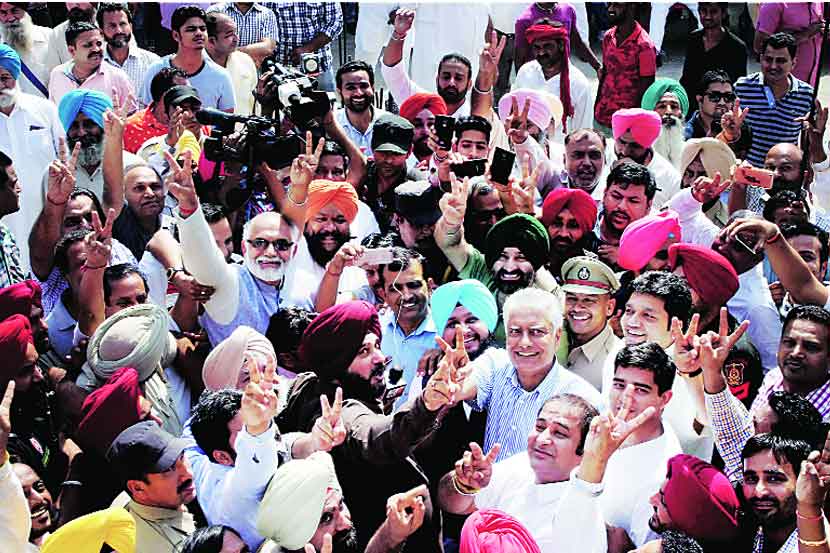 पंजाबमधील गुरुदासपूर लोकसभा मतदासंघातून काँग्रेसच्या सुनील जाखड यांनी रविवारी विजय मिळवल्यानंतर राज्य सरकारमधील मंत्री नवज्योसिंग सिद्धू व इतरांनी जल्लोष केला. 