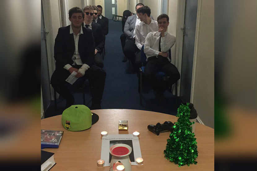 अॅडम मिनरल नावाच्या तरुणाचा हा किस्सा सोशल मीडियावर चर्चेचा विषय ठरला आहे अॅडम मिनरल नावाच्या तरुणाचा हा किस्सा सोशल मीडियावर चर्चेचा विषय ठरला आहे