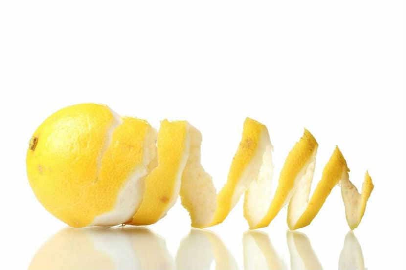 लिंबामध्ये मोठ्या प्रमाणात ‘क’ जीवनसत्त्व असते.