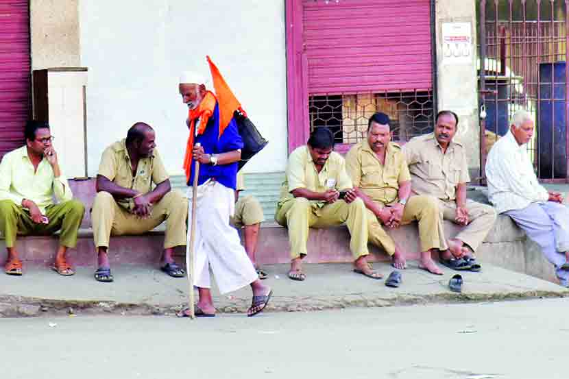 बस स्थानक परिसरात आराम करणारे एसटी कर्मचारी.  