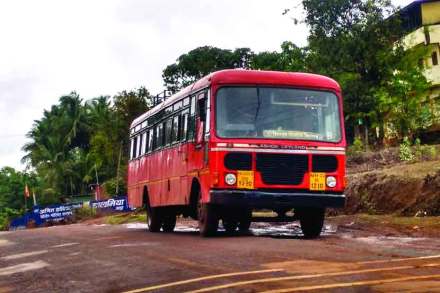 वर्षांचे बाराही महिने सर्व वेळेमध्ये गजबजलेले कल्याण बस स्थानक गेल्या दोन दिवसांपासून सुरू असलेल्या एसटी संपामुळे ओस पडले आहे.    छाया : दीपक जोशी