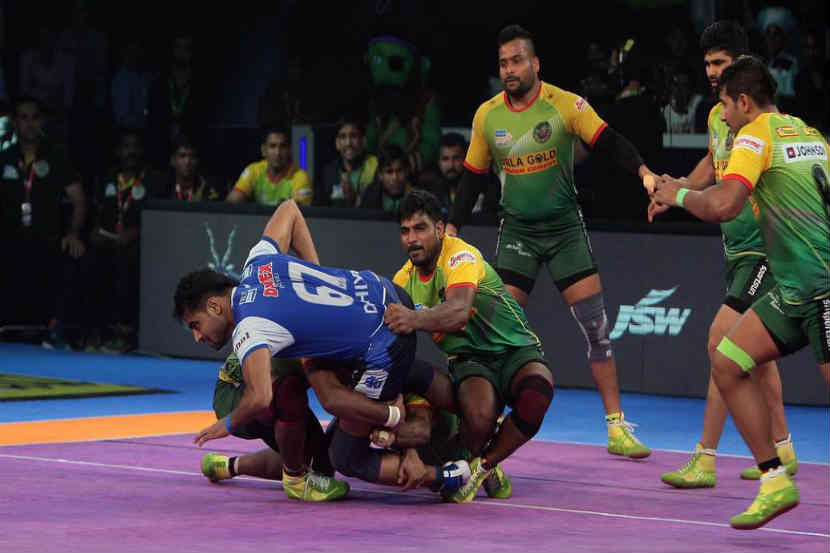 हरियाणाच्या दीपक दहियाची पकड करताना पाटण्याचा सचिन शिंगाडे आणि इतर खेळाडू