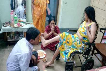 मोठ्या बहिणीचे आशीर्वाद घेण्यासाठी पाय पडल्यानंतर तिने पायानेच त्याला आशीर्वाद दिले. (छाया सौजन्य : सम्राट बसू/ फेसबुक)
