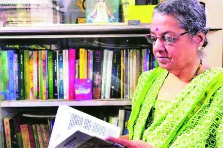 नामवंतांचे बुकशेल्फ : अनुवादासाठीची आकलनशक्ती वाचनातून 