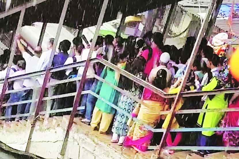 एल्फिन्स्टन रोड स्थानकातील पादचारी पुलावर घडलेल्या चेंगराचेंगरीच्या घटने चे छायाचित्र