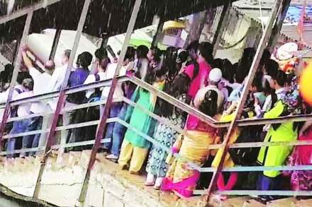 एल्फिन्स्टन रोड स्थानकातील पादचारी पुलावर घडलेल्या चेंगराचेंगरीच्या घटने चे छायाचित्र