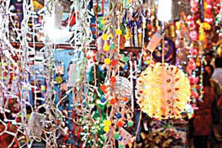 मुंबईतील बाजारपेठांवर चिनी वस्तूंचे वर्चस्व कायम राहिल्याचे चित्र आहे.