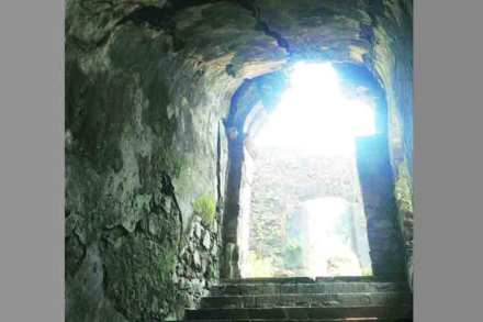 वसई किल्ल्यातील पुरातन महाविद्यालय भग्नावस्थेत