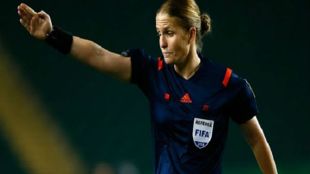 esther staubli, first female referee, fifa u 17 world cup, marathi news, marathi, Marathi
