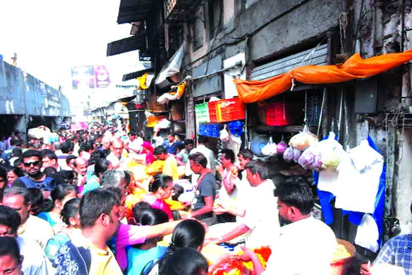 परतीच्या पावसामुळे फुलांची ‘दर’दिवाळी