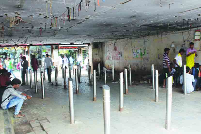 फेरीवाल्यांवर सोमवारी कारवाई करण्यात आल्यानंतर नेहमी गजबजलेला असणारा दादर स्थानकाजवळील परिसर ओस पडला होता. 