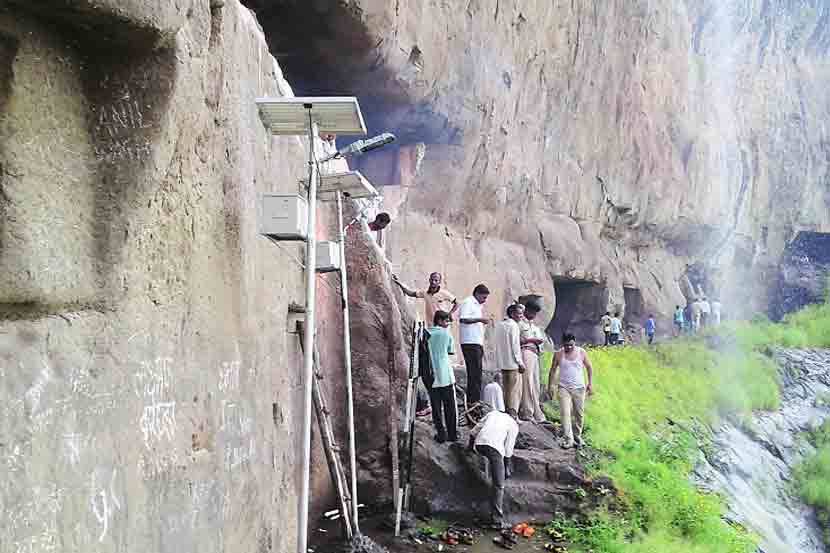 झऱ्याचे पाणी नळाद्वारे थेट प्राचीन लेण्यात