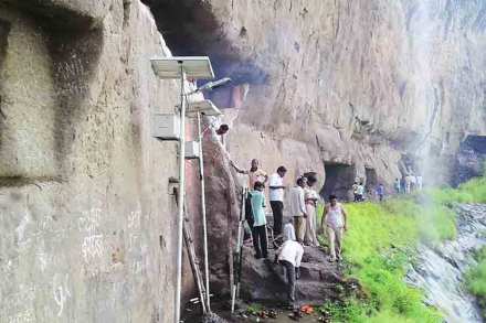 झऱ्याचे पाणी नळाद्वारे थेट प्राचीन लेण्यात