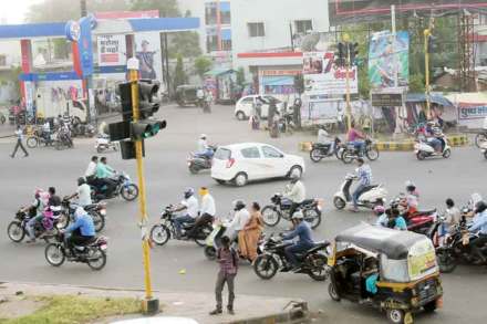 मानेवाडा चौकातील अनियंत्रित वाहतूक.