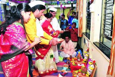 नाशिक महापालिकेत लक्ष्मीपूजन करताना महापौर रंजना भानसी व पोपटराव भानसी यांच्यासह परिवार.
