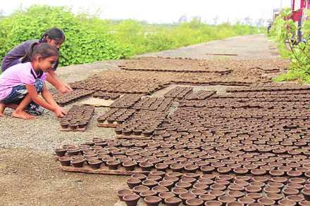 निसर्गाच्या लहरीपणाचा कारागिरांना फटका