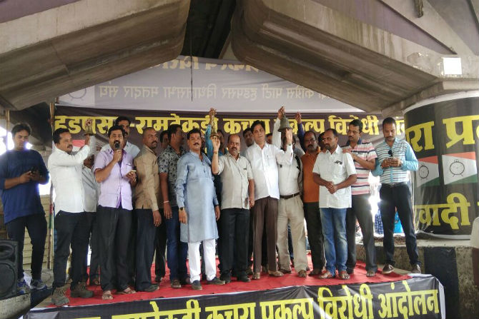 प्रस्तावित कचरा प्रकल्पाला विरोध दर्शवण्यासाठी राष्ट्रवादीने हडपसरमध्ये आंदोलन केले.