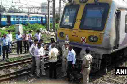 सीएसटीएमजवळ लोकल ट्रेनचा डबा घसरला, सर्व प्रवासी सुखरुप