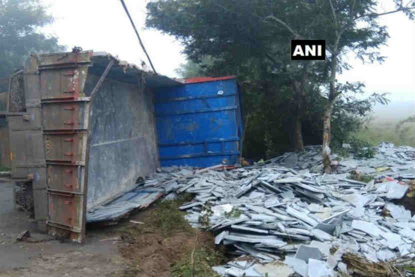 Loksatta, Loksatta news, loksatta newspaper, marathi news, marathi, Marathi news paper, Marathi news online, Marathi, Samachar, Marathi latest news, maharashtra news, maharashtra news, maharashtra news in marathi, maharashtra, sangli, labourers, killed, truck, overturns, tasgaon kavathe mahankal road, several injured