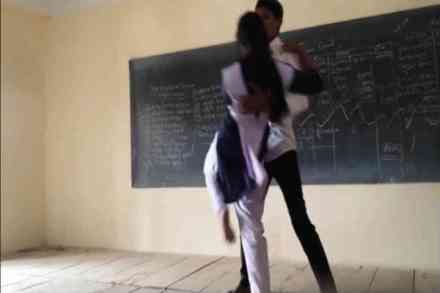 युट्युबवर आतापर्यंत ४८ लाखांहून अधिक लोकांनी हा व्हडिओ पाहिला आहे. युट्युबवर आतापर्यंत ४८ लाखांहून अधिक लोकांनी हा व्हडिओ पाहिला आहे.