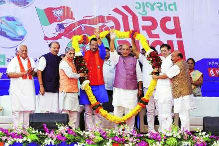 गुजरात गौरव यात्रेवेळी राजनाथ सिंग यांचे भाजपच्या नेत्यांनी स्वागत केले.