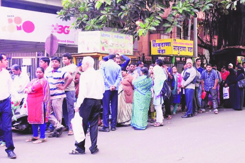 आधार कार्ड काढण्याची प्रक्रिया करण्यासाठी संबंधित केंद्रातून टोकन घेण्यासाठी सोमवारी बाजीराव रस्त्यावर अशी रांग लागली होती.