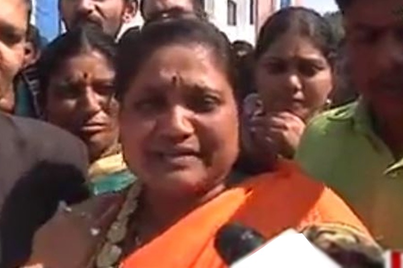 निकालानंतर भावना व्यक्त करताना कोपर्डीतील निर्भयाच्या आईला अश्रू अनावर