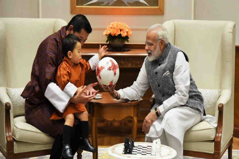 पंतप्रधान मोदींनी असे केले भूतानच्या राजकुमाराचे स्वागत पंतप्रधान मोदींनी असे केले भूतानच्या राजकुमाराचे स्वागत
