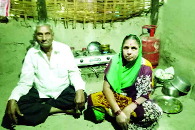 स्वयंपाकघरात बसलेले मंगेश रायमलचे आईवडील आणि मंगेश रायमल. 