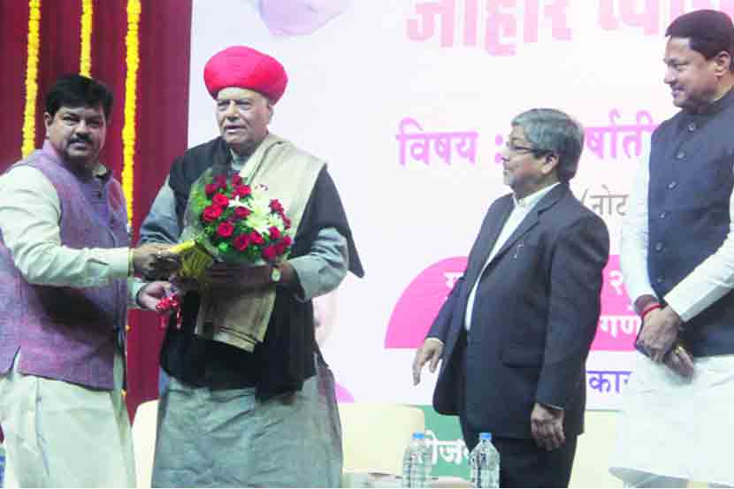 ‘तीन वर्षांत फसलेली अर्थव्यवस्था : नोटाबंदी आणि जीएसटीचे अपयश’ या विषयावर वसंतदादा सेवा संस्थेतर्फे आयोजित व्याख्यानासाठी आलेल्या यशवंत सिन्हा यांचा संजय बालगुडे यांनी गुरुवारी सत्कार केला. नाना पटोले आणि डॉ. भालचंद्र मुणगेकर या वेळी उपस्थित होते. 